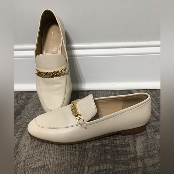Ann Taylor Cream Leather Loafers with Gold Chain Size 7.5 Like New - Picture 4 of 8